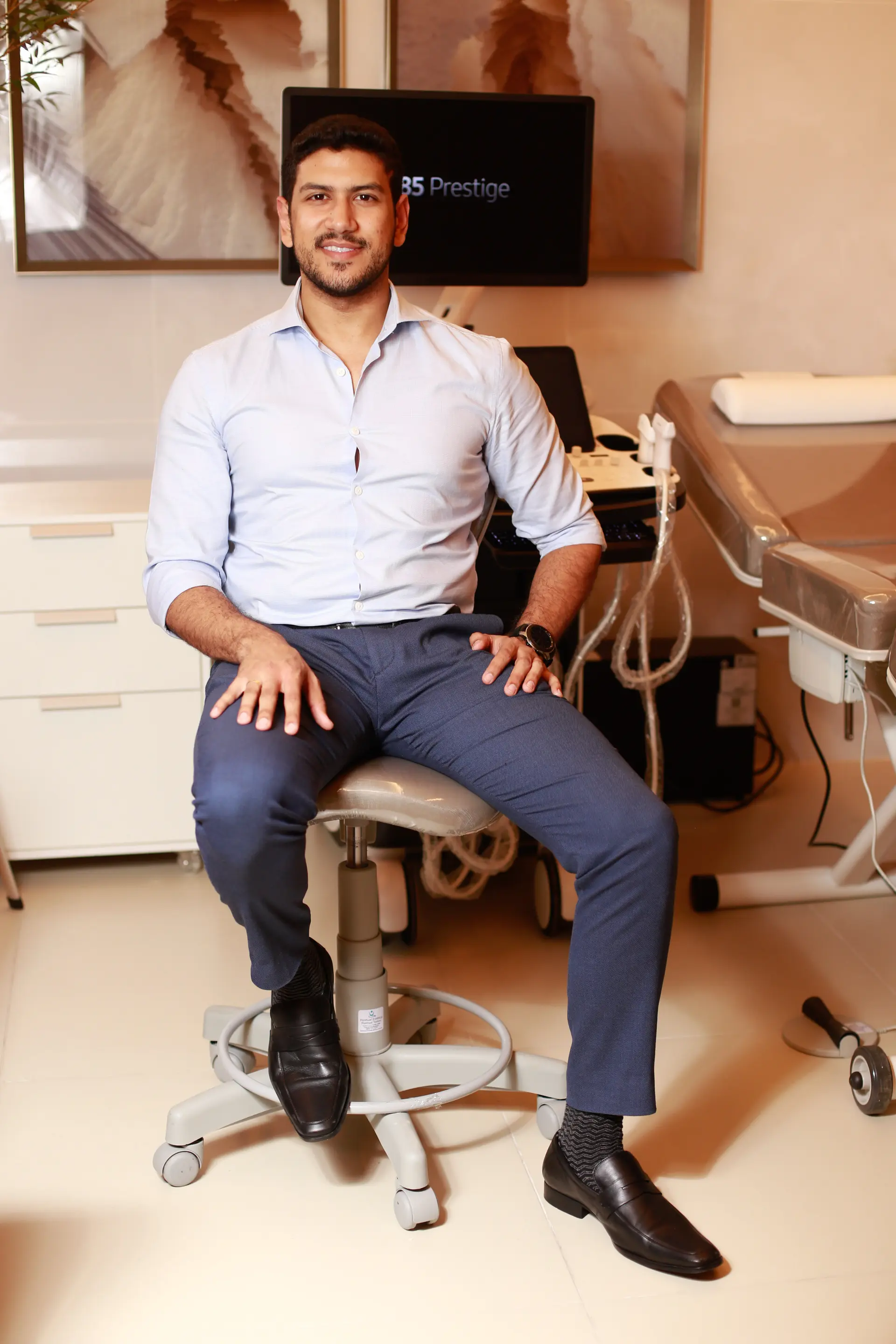 Retrato do Dr. Isaac Carvalho em seu consultório